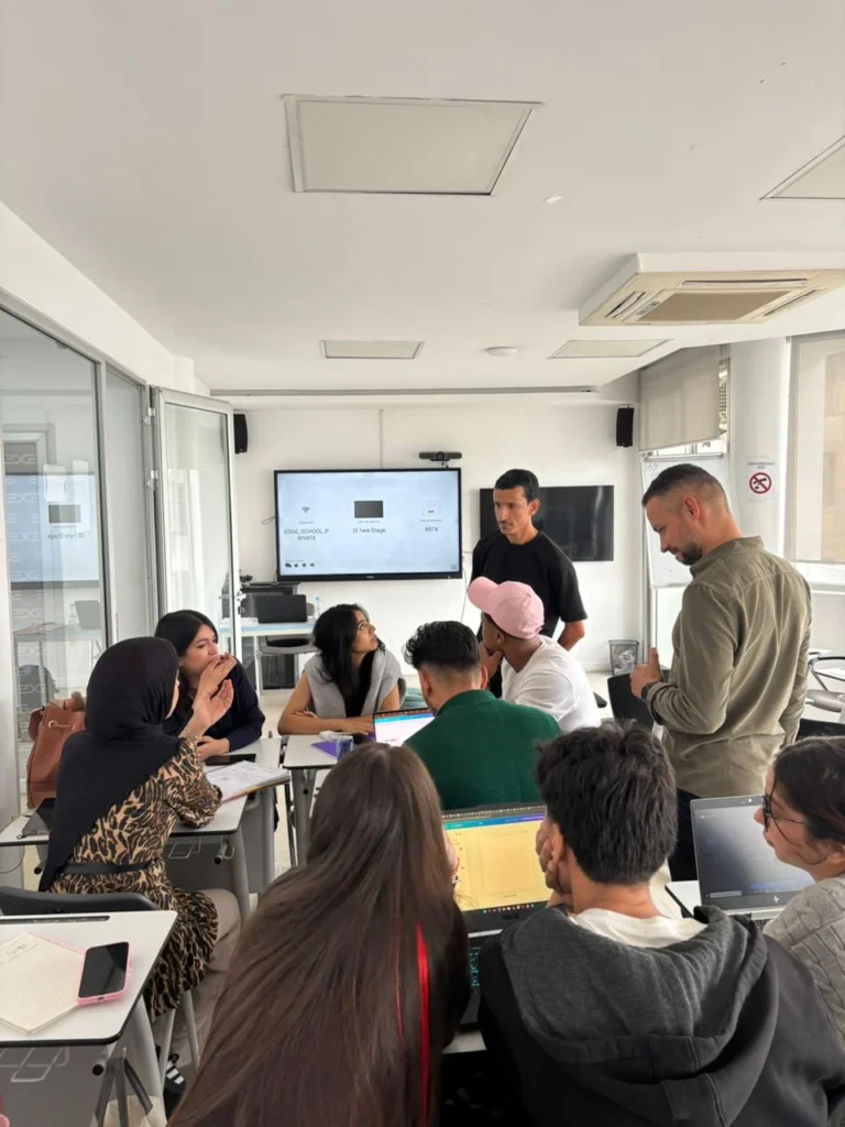 Étudiant marocain apprenant le e-commerce grâce à une formation e-commerce au Maroc